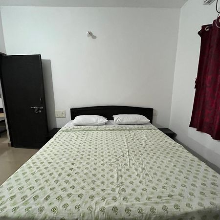 God'S Gift Morjim Hotel Buitenkant foto