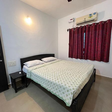 God'S Gift Morjim Hotel Buitenkant foto