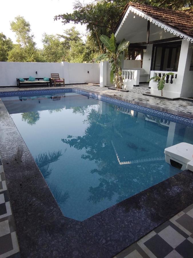 God'S Gift Morjim Hotel Buitenkant foto