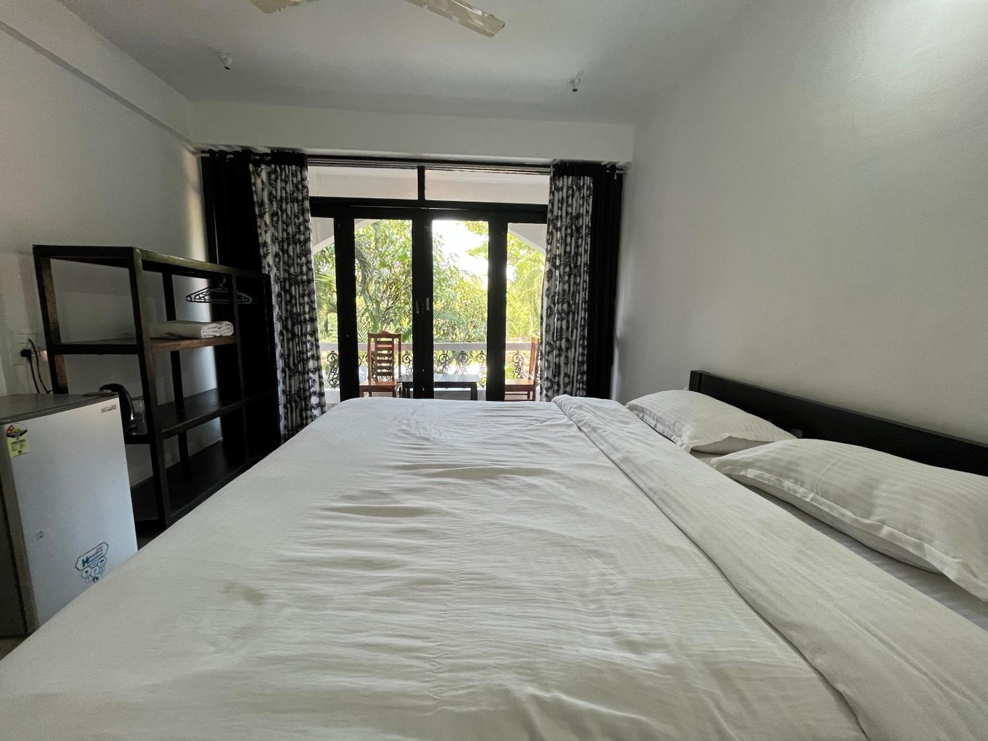 God'S Gift Morjim Hotel Buitenkant foto