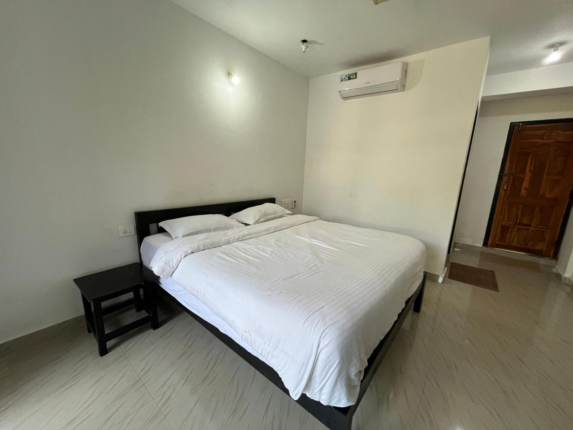 God'S Gift Morjim Hotel Buitenkant foto