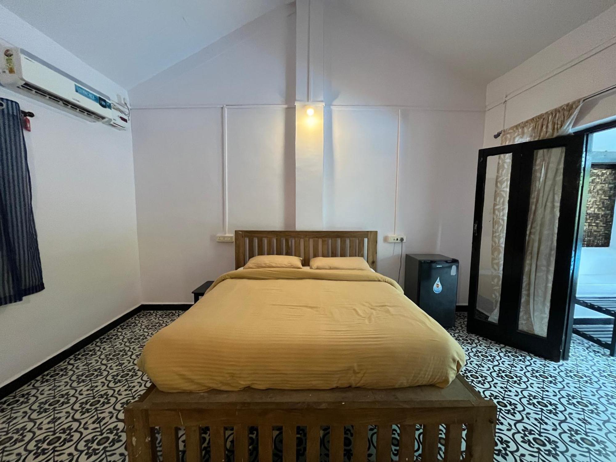 God'S Gift Morjim Hotel Buitenkant foto