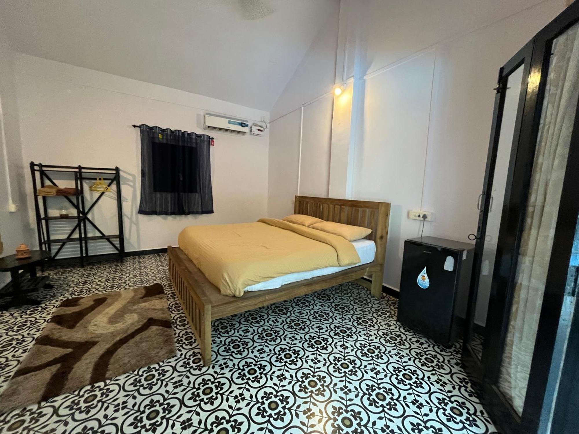 God'S Gift Morjim Hotel Buitenkant foto