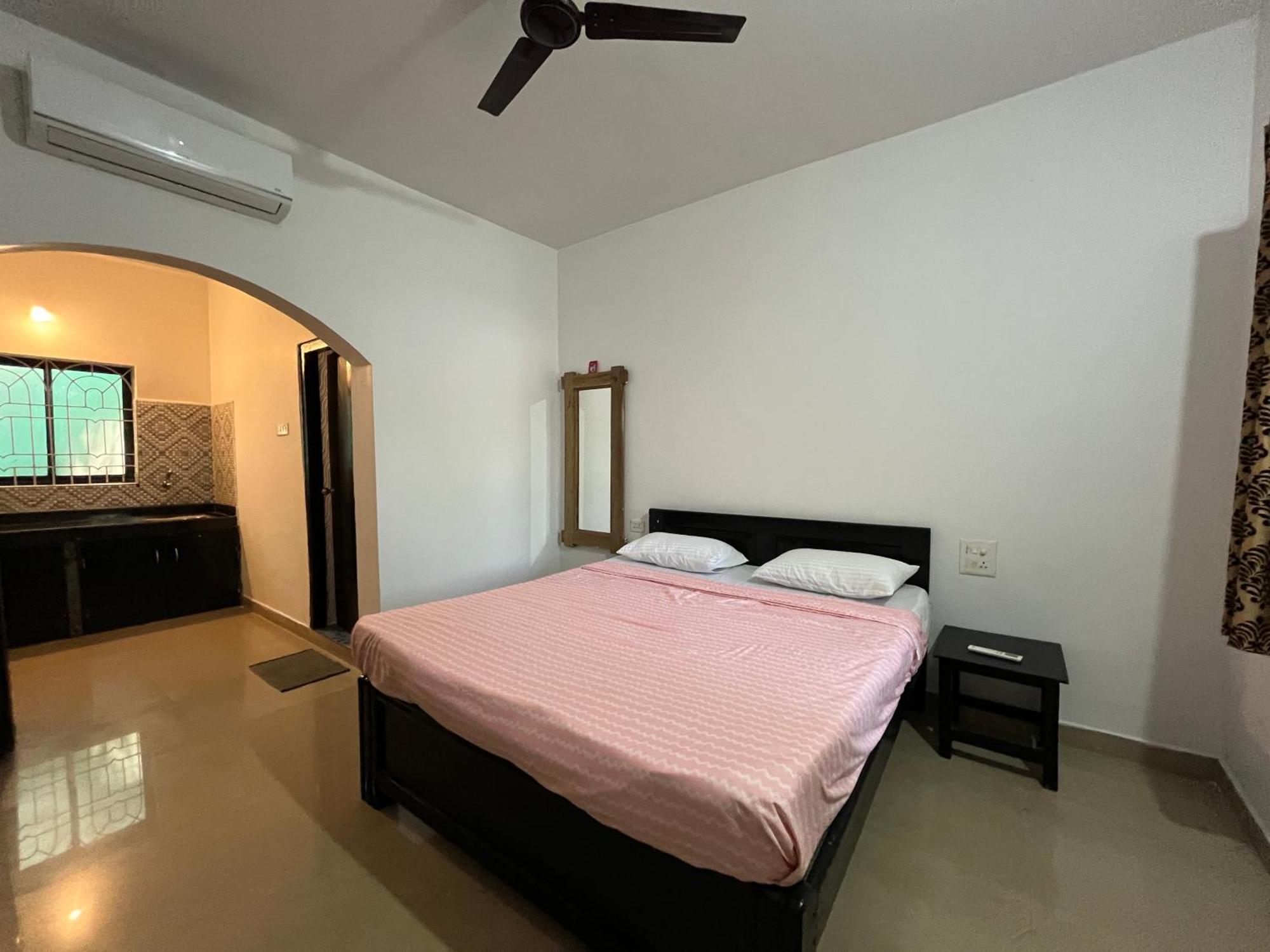 God'S Gift Morjim Hotel Buitenkant foto