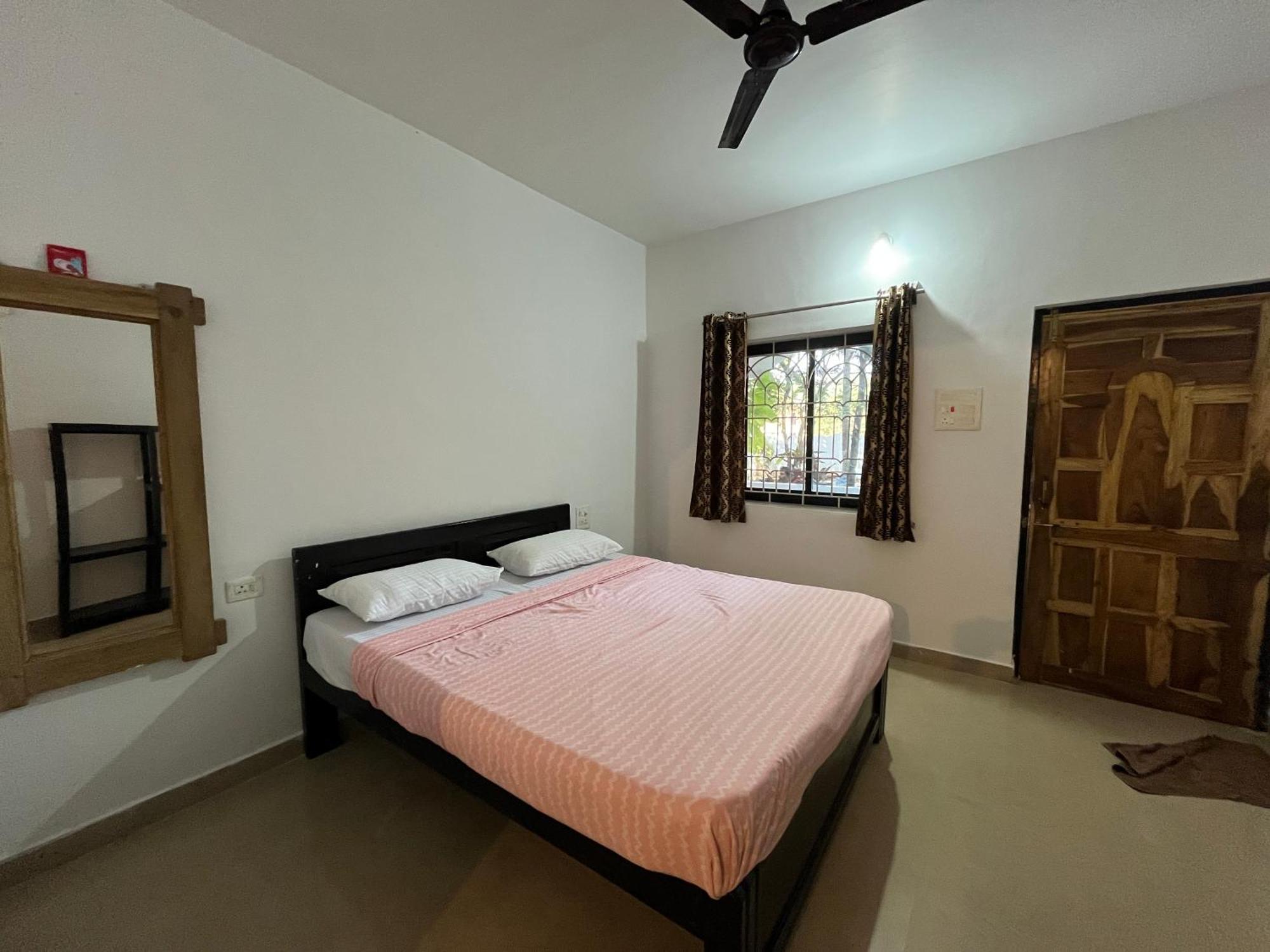God'S Gift Morjim Hotel Buitenkant foto