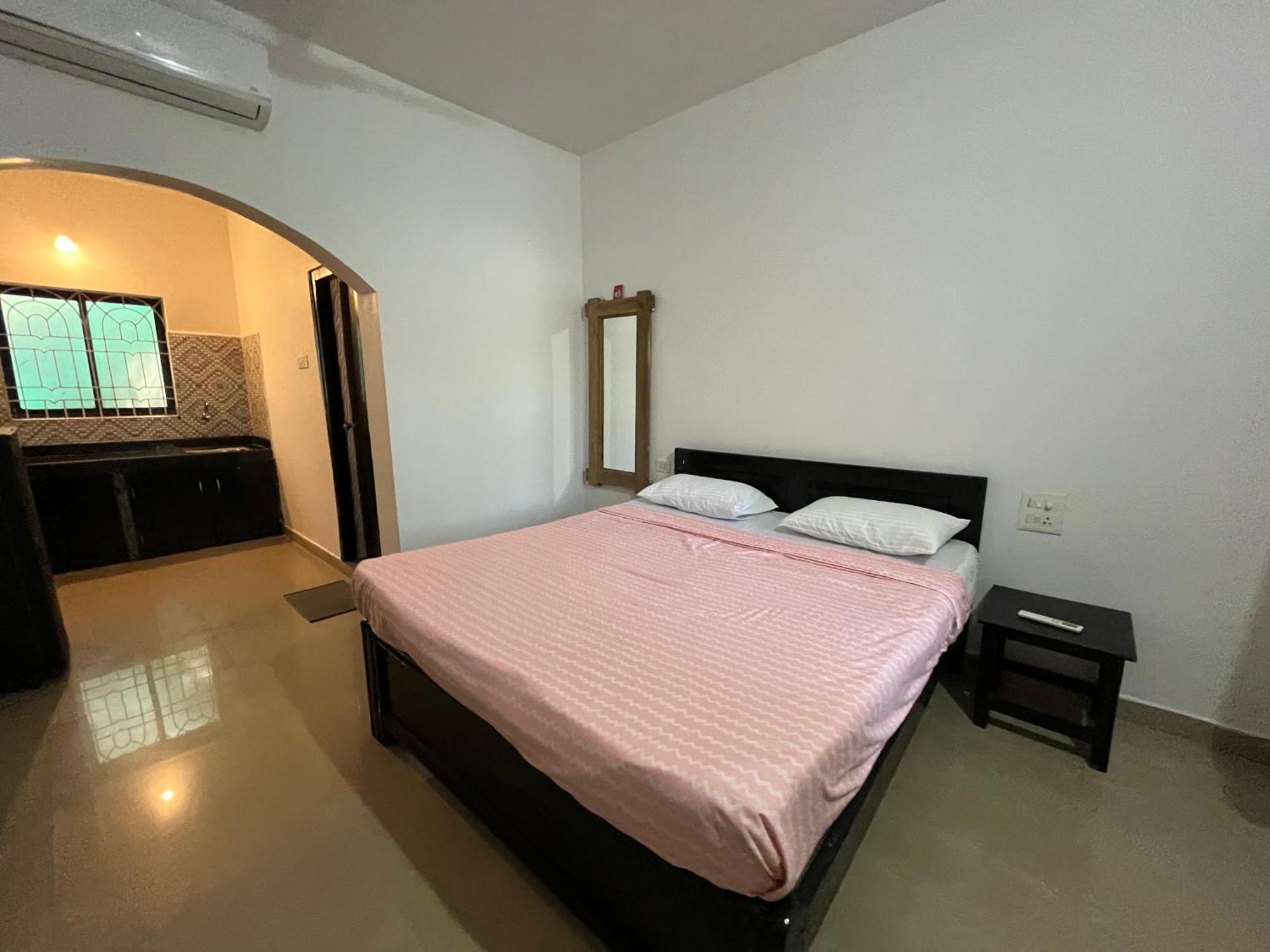 God'S Gift Morjim Hotel Buitenkant foto