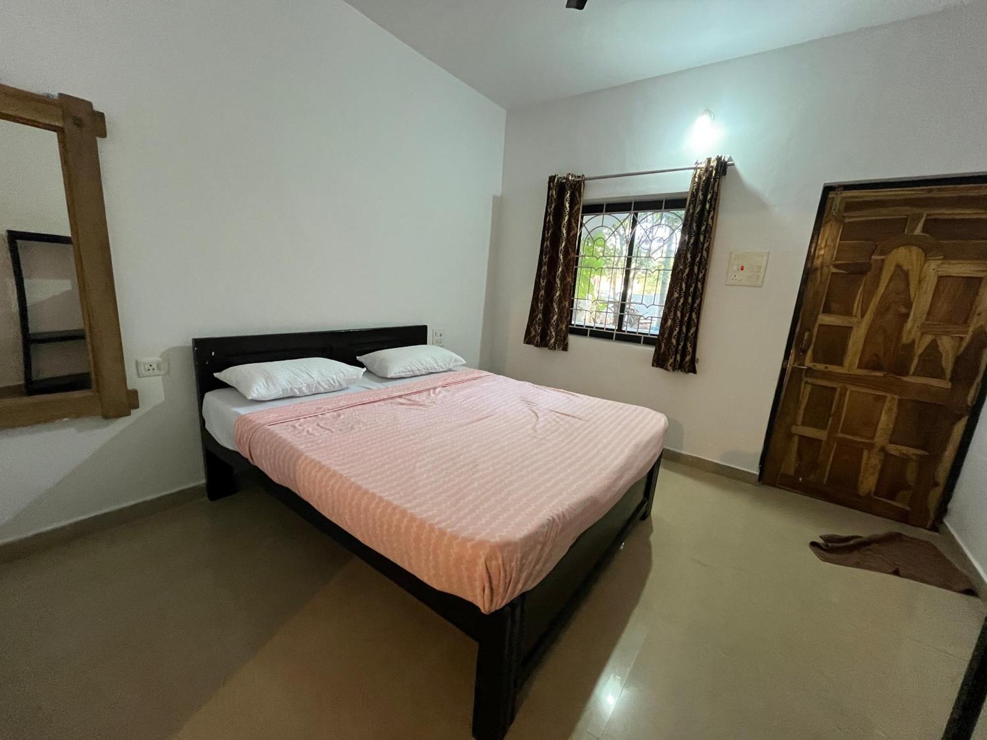 God'S Gift Morjim Hotel Buitenkant foto