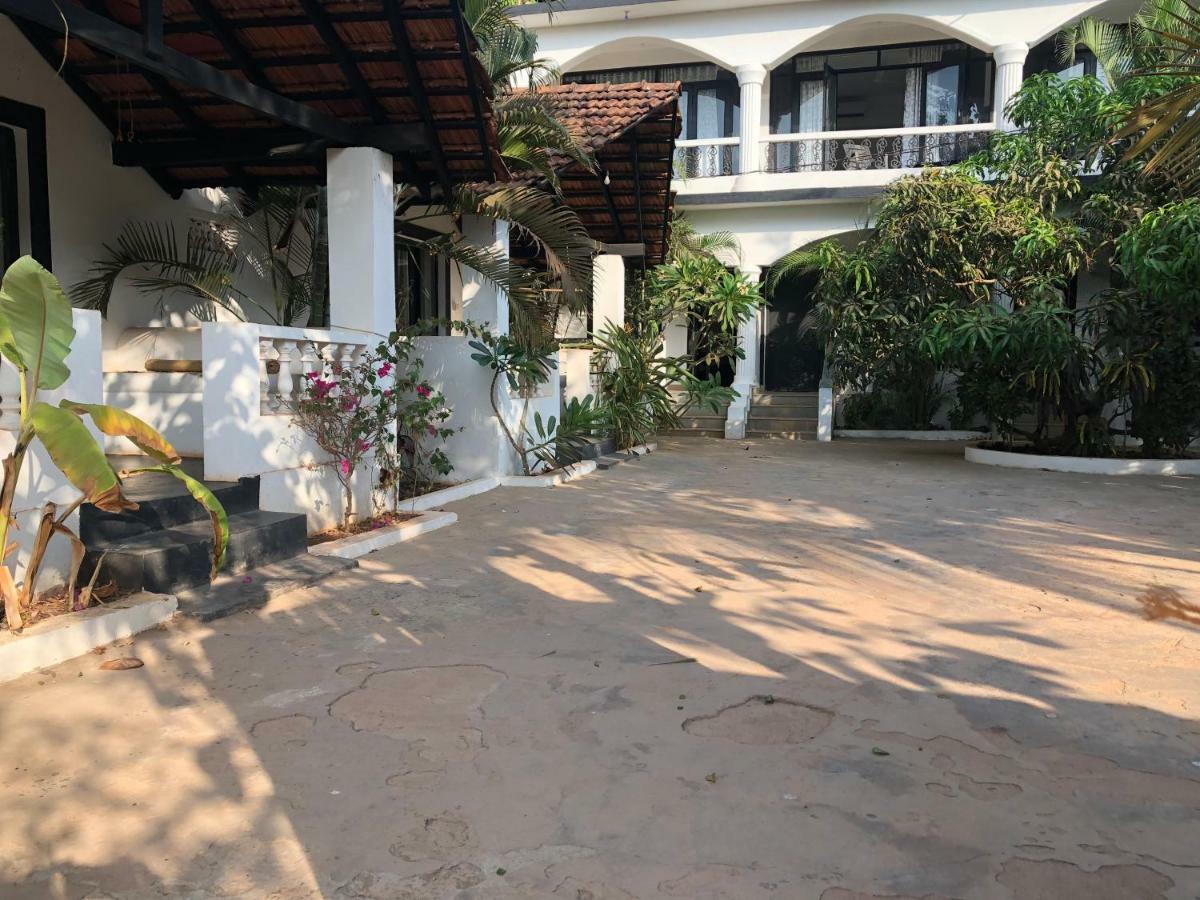 God'S Gift Morjim Hotel Buitenkant foto